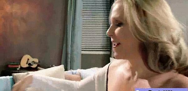  Hot Sex Action With Big Round Boobs Mature Lady (julia ann) vid-17